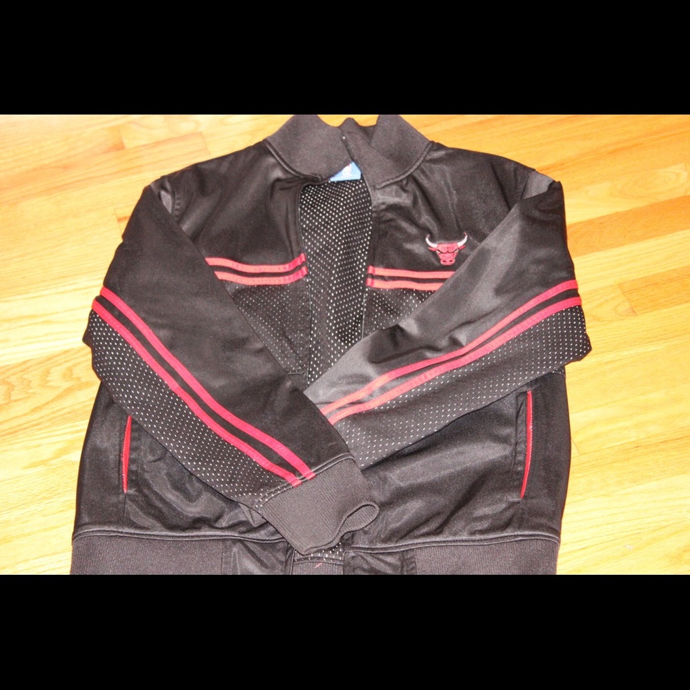 NBA Chicago Bulls UNK Trainer Jacket Black With Red Stripe Size Medium Men’s